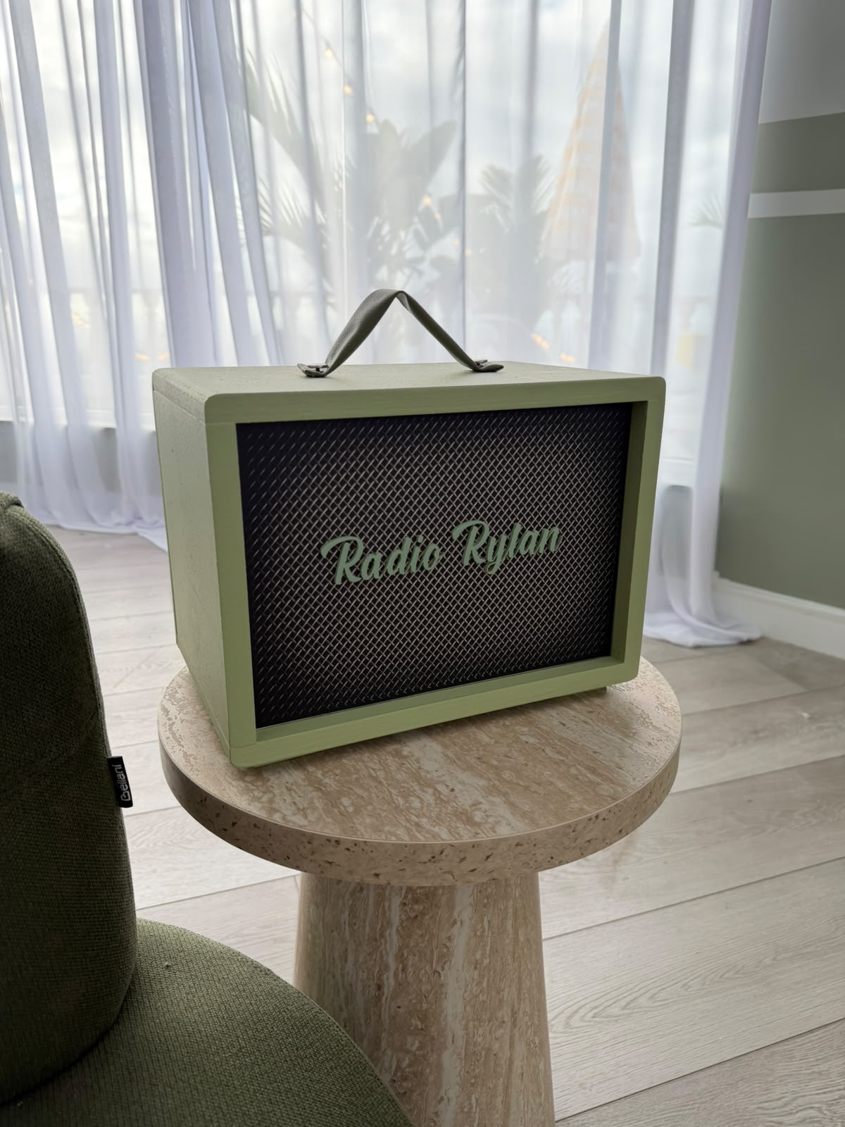 Radio Rylan verde terminada en un espacio interior