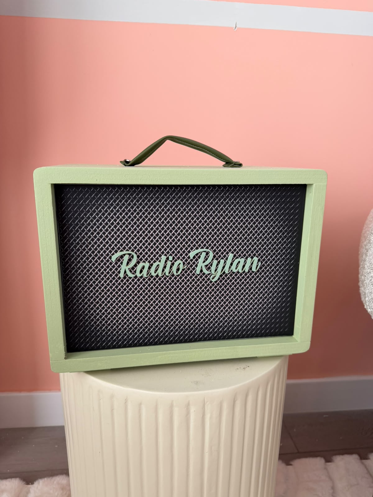 Detalle frontal de Radio Rylan verde con letras personalizadas