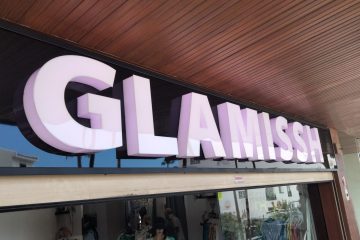 Cartel con letras corporeas con luz