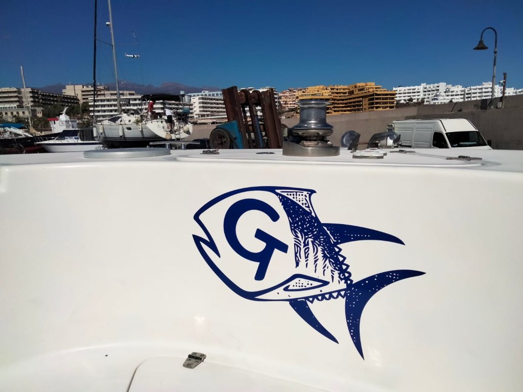 Vinilo de Logotipo en proa de lancha en tenerife