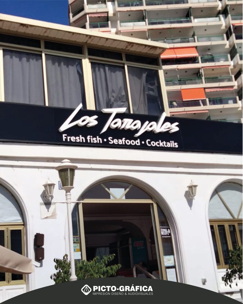 letrero luminoso en entrada principal de un restaurante en tenerife