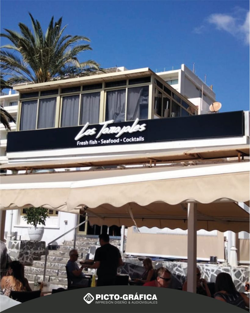 Letras Corporeas en la entrada de un restaurante en los cristianos Tenerife