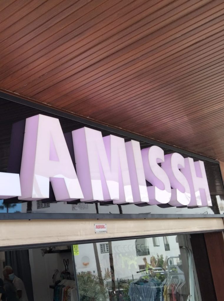 Letrero iluminado en rgb en tenerife con corporeas de metacrilato