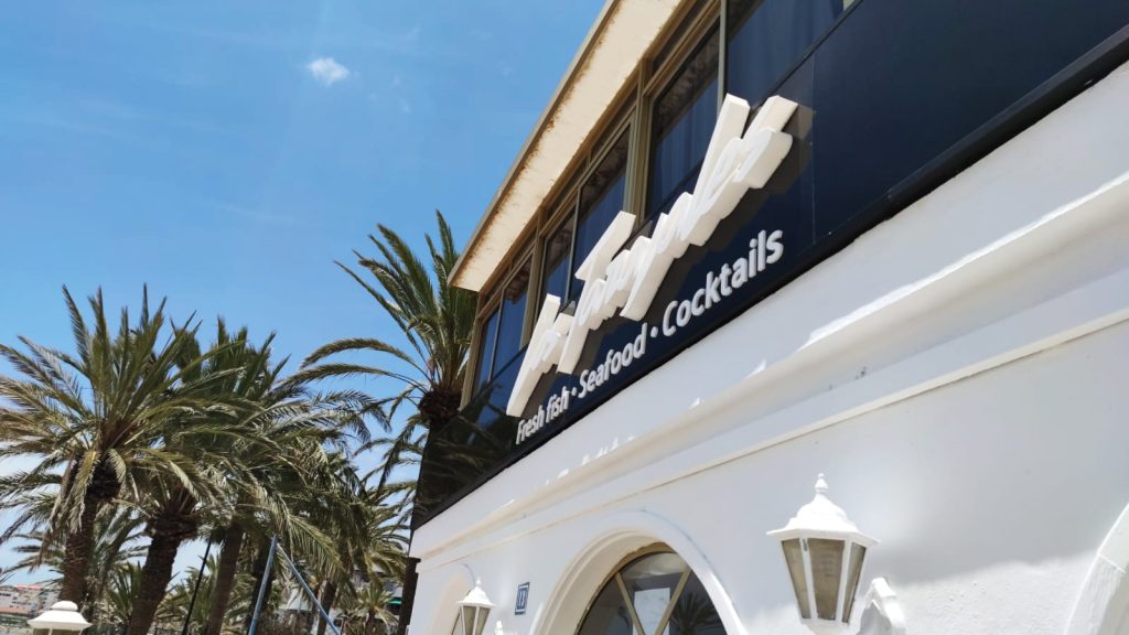 Letrero luminoso en Tenerife visto desde abajo