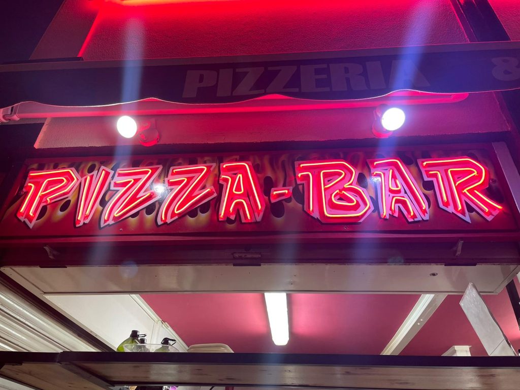 Pizza Bar en neon flex en el sur de tenerife