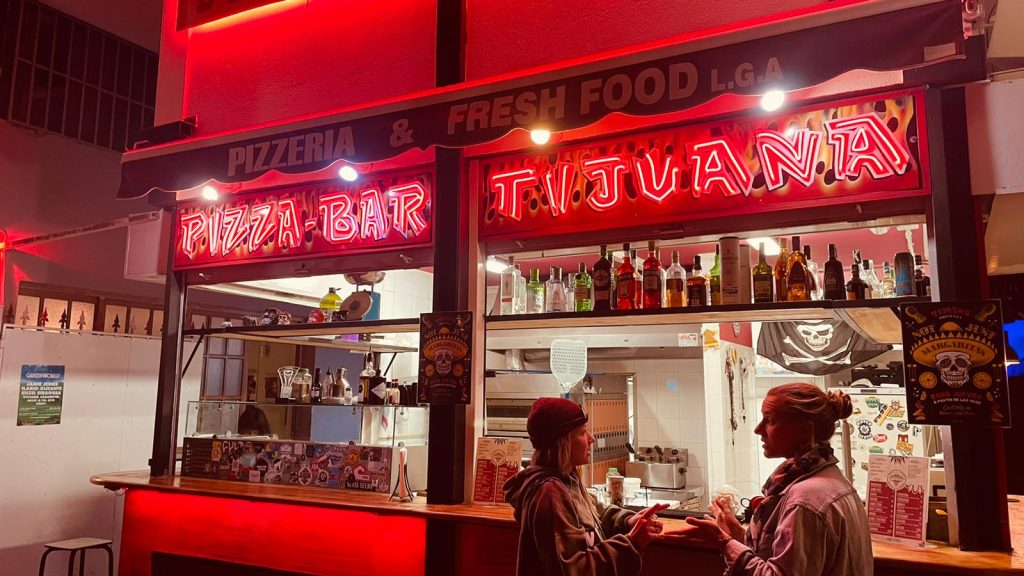 NeonFlex rojo en la parte alta de una pizzeria de tenerife