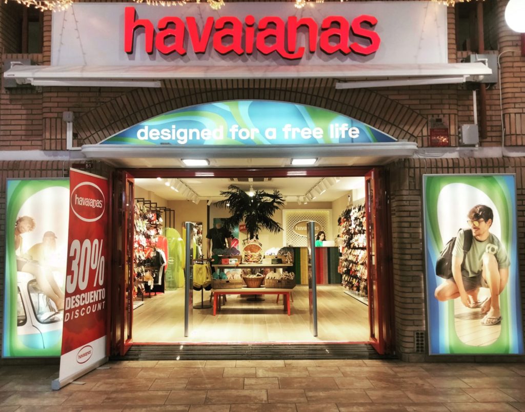 Letras encendidas en la tienda sur de Havaina en tenerife