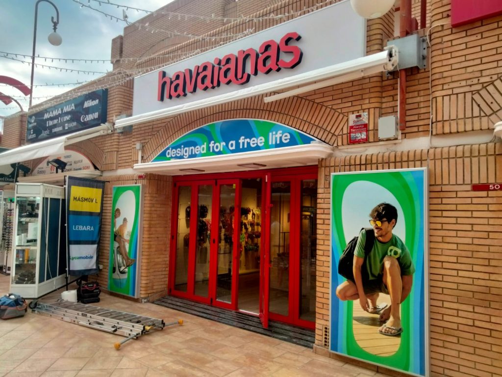 Instalacion de Cajas de Luz con vinilo y letrero principal con corporeas para havaina en tenerife