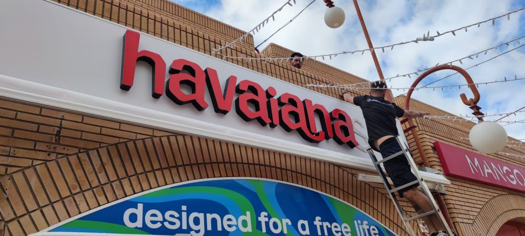 Instaladore en Escalera colocando Letras Corporeas de Havaina en Tenerife
