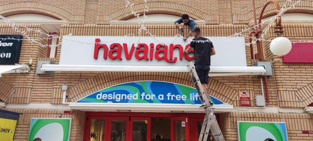 Instalación de Letras Corporeas en Letrero Luminoso Tenerife