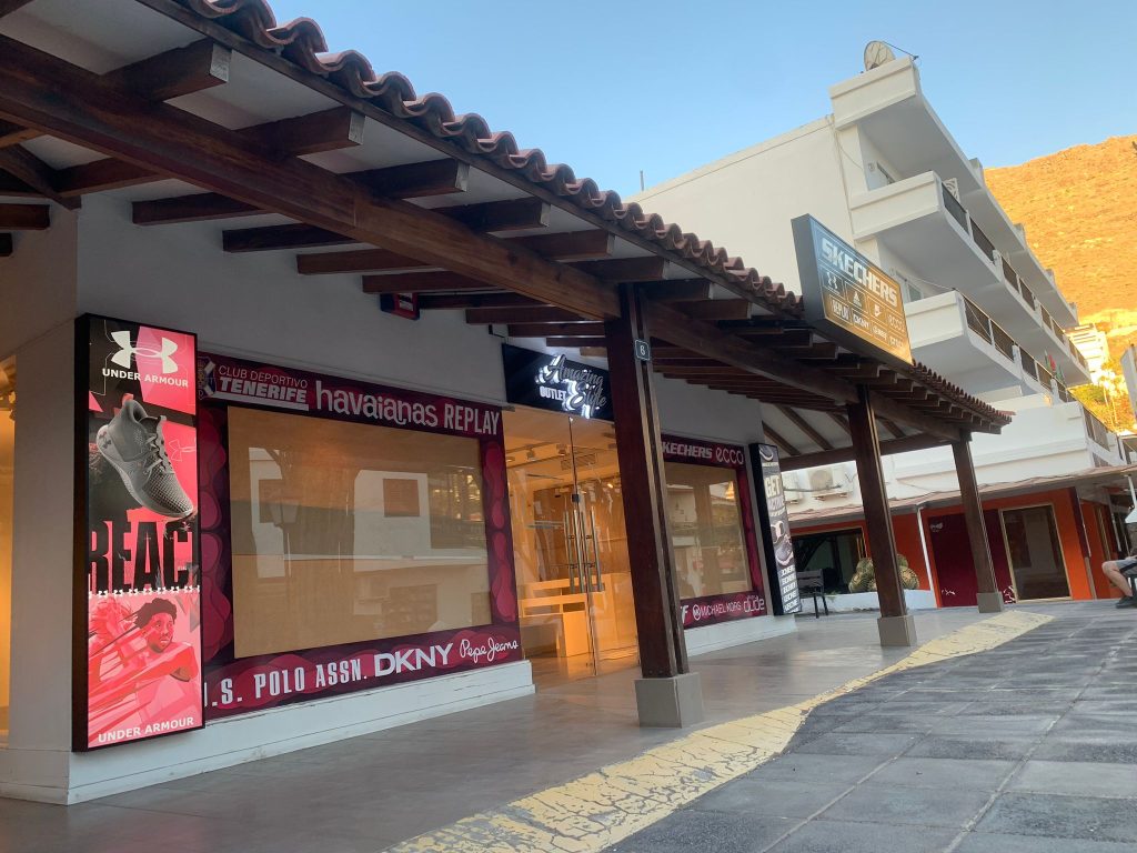 diferentes cajas de luz y vinilos en una tienda de deporte en tenerife