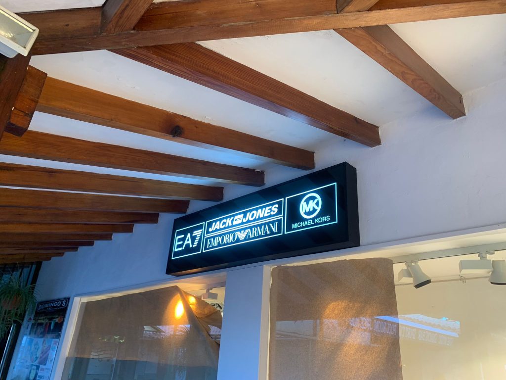 Caja de luz con marcas reconocidas en tenerife en tienda de los gigantes