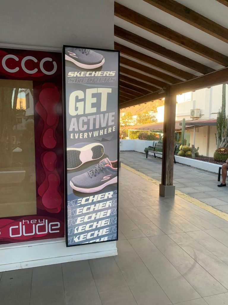 Caja de Luz vertical con diseño en vinilo en tenerife