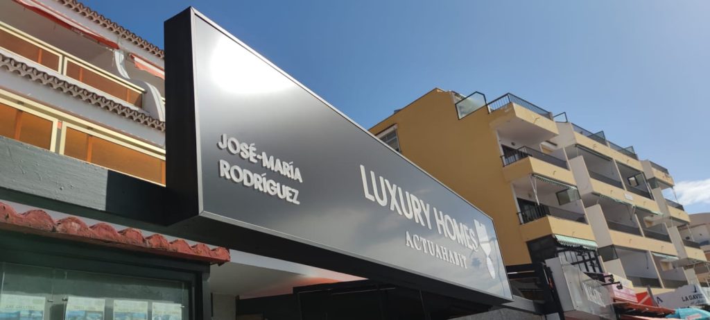 Letrero Luxury Home Tenerife Vista lateral Derecho