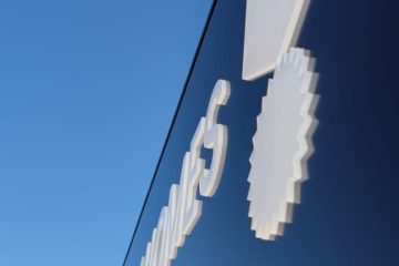 Se puede observar el letrero luminoso el metacrilato de 10 mm