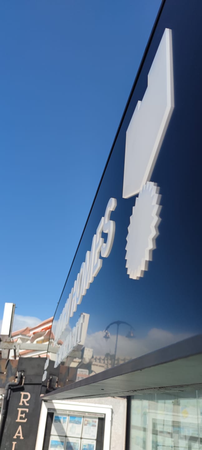 Se puede observar el letrero luminoso el metacrilato de 10 mm