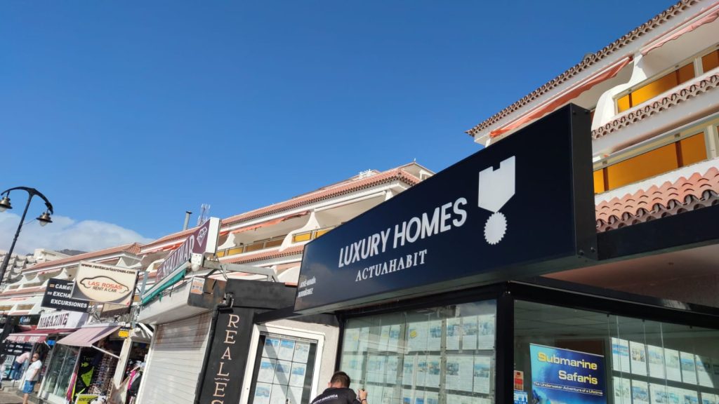 Vista Lateral Izquierda de Letrero Luminoso en Tenerife