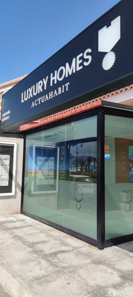 Letrero Luminoso en Los gigantes Tenerife Junto a vidrios con vinilo arenado