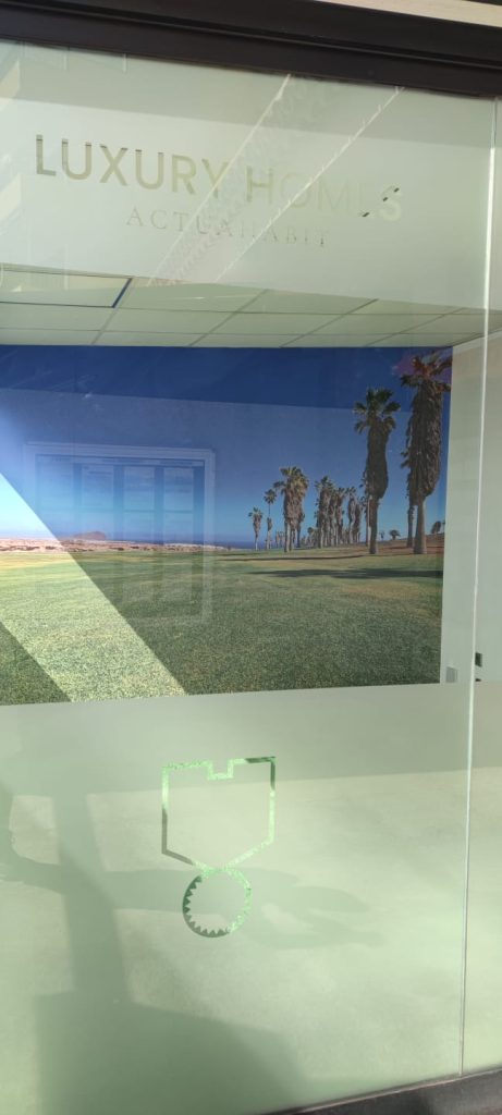 Vinilo Arenado Luxury Home . al fondo vinilo de paisaje