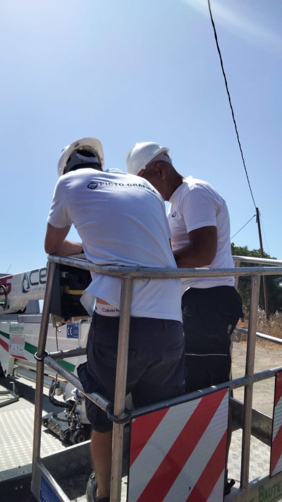 Instalación de vaya publicitaria