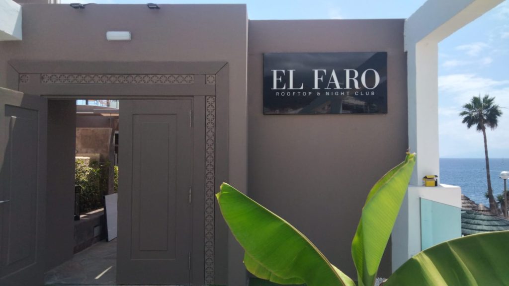 Cartel luminoso en costa adeje