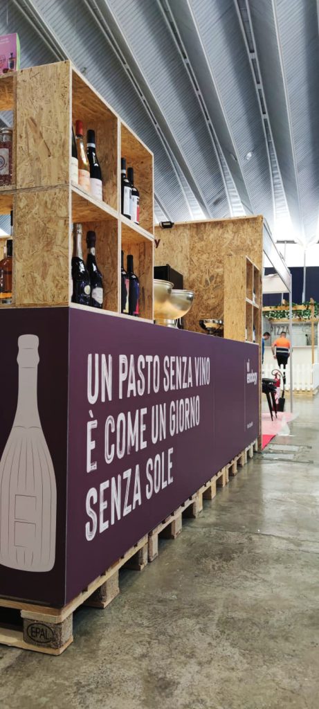 Stand en madera con detalles en dibon