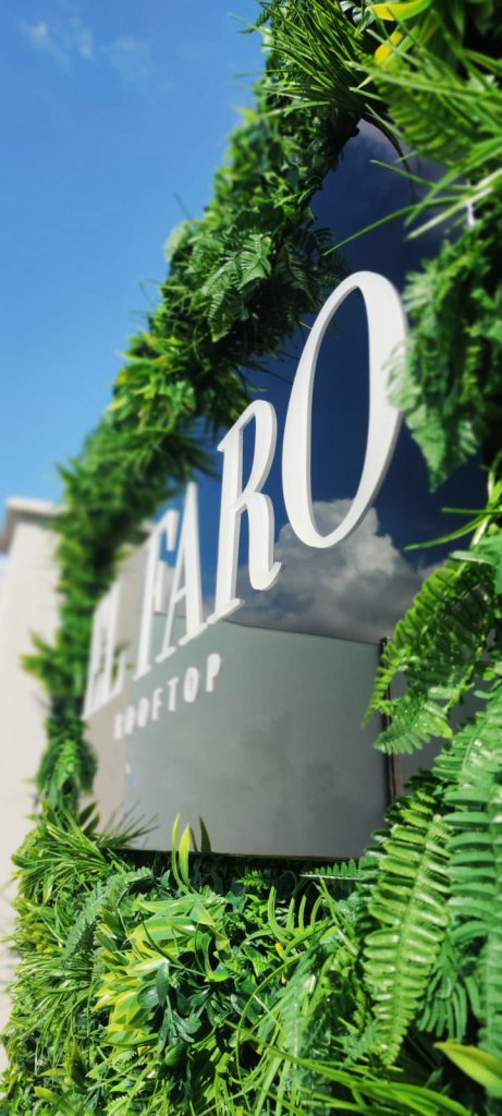 Cartel luminoso sobre cesped artificial