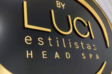 Letrero Luminoso Luci Estilistas de metacrilato dorado y retroiluminacion realizado por Pictografica