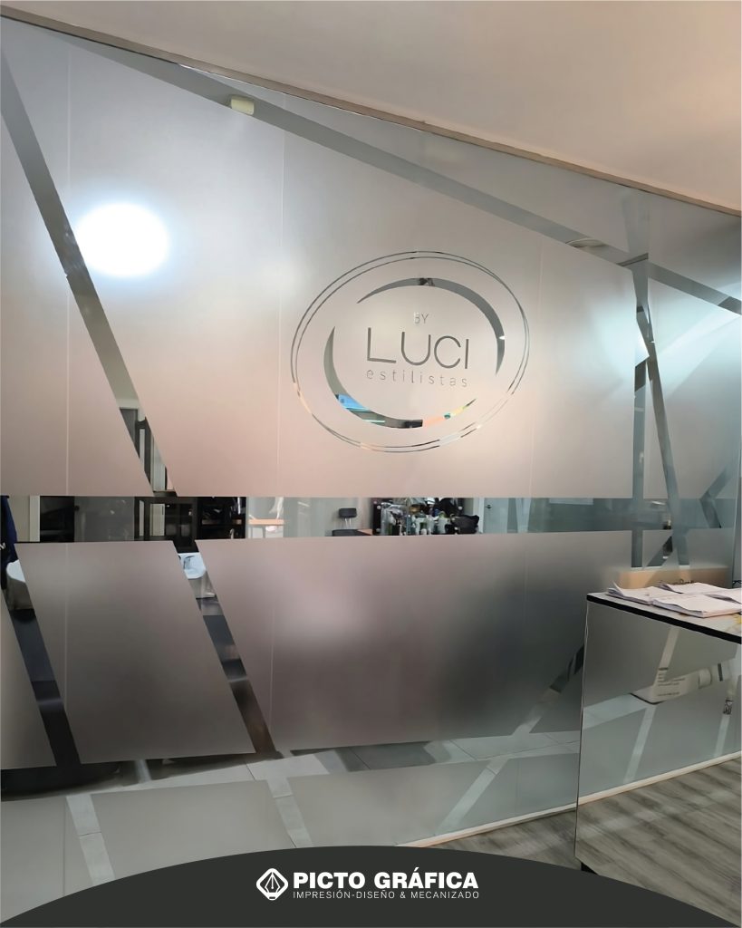 Arenado en vidrio Con Logo para Luci Estilistas hecho por Pictografica