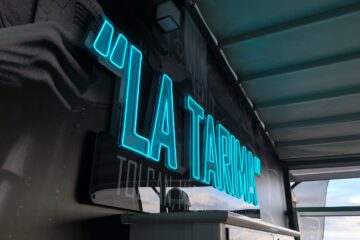 Mural decorativo en vinilo mate para Tolcán – La Tarima con Neon