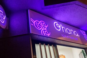 Letrero comercial de Ohana Açaí & Fruit Lab con metacrilato púrpura iluminado