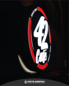 LETRERO CIRCULAR CON LETRAS BLANCAS Y NARANJAS ILUMINADO DE NOCHE EN TENERIFE