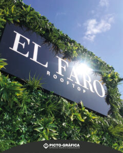 Letrero Luminoso sobre cesped de el faro discoteca en Tenerife