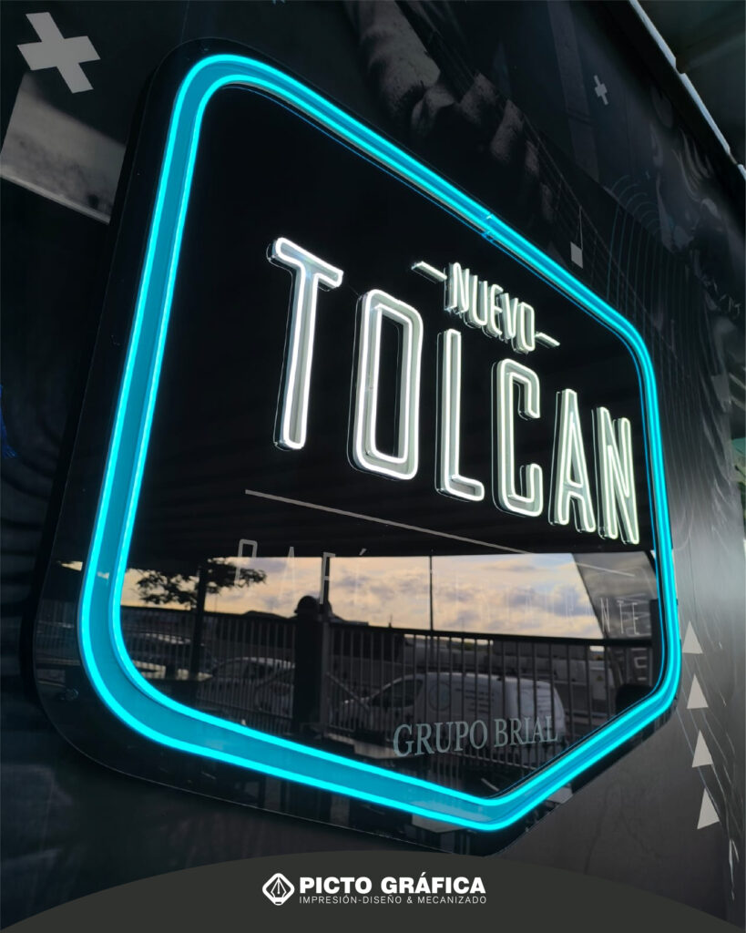 Rótulo tipo neón con neón flex sobre mural en vinilo