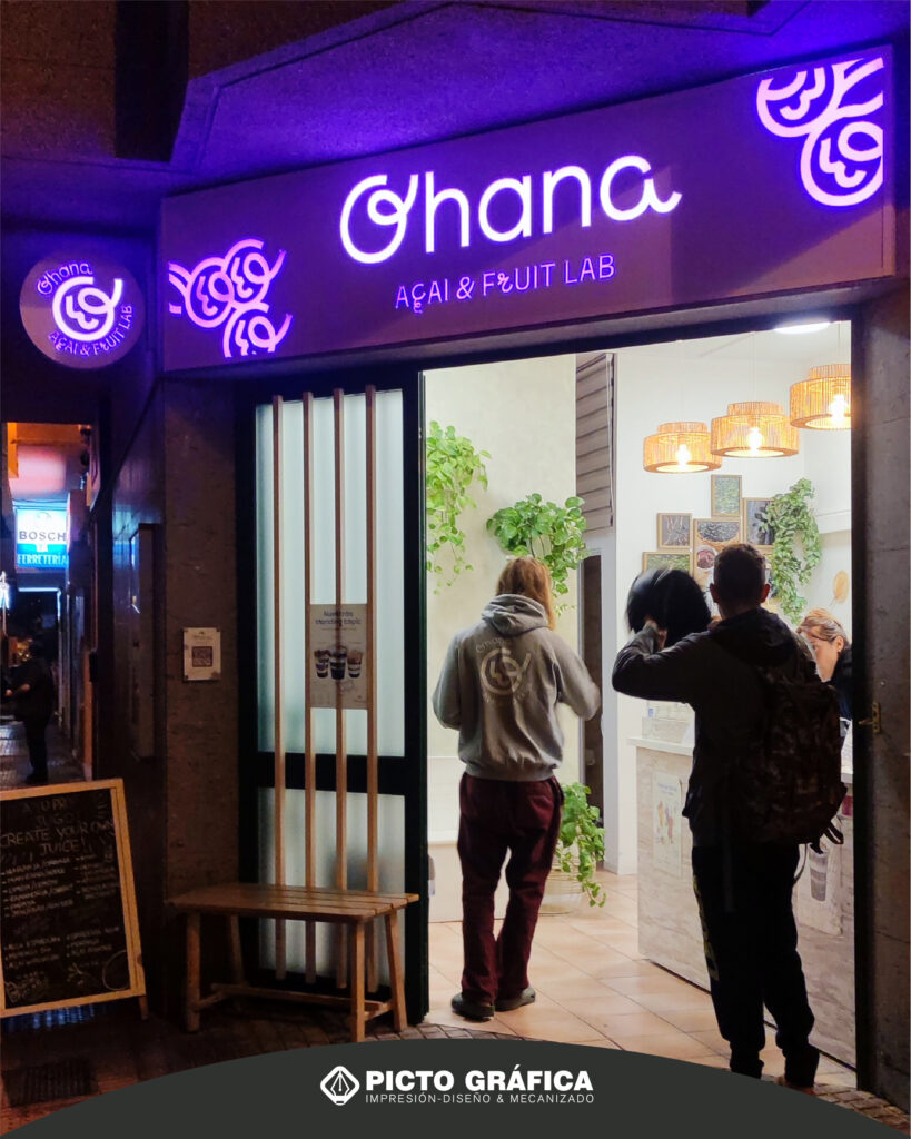 “Detalle del contorneado CNC del logotipo de Ohana”