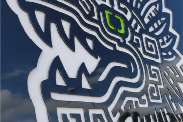 Rótulo luminoso con dragón fresado en composite negro para restaurante Tulum en Tenerife