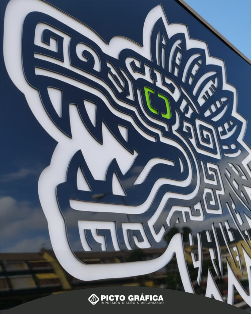 Rótulo luminoso con dragón fresado en composite negro para restaurante Tulum en Tenerife