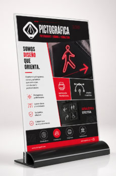 Display de metacrilato A4 vertical con base negra para sobremesa