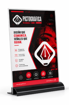 Portacartel de metacrilato A4 vertical con base negra e impresión personalizada